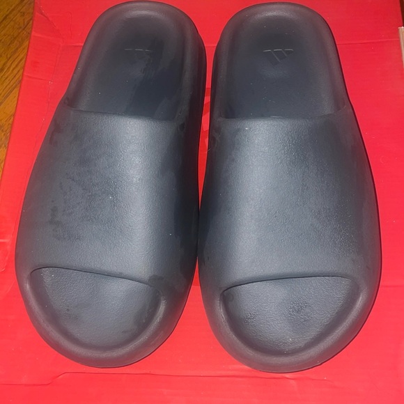 Yeezy Shoes - Yeezy slides
Size 9 women blackk $50